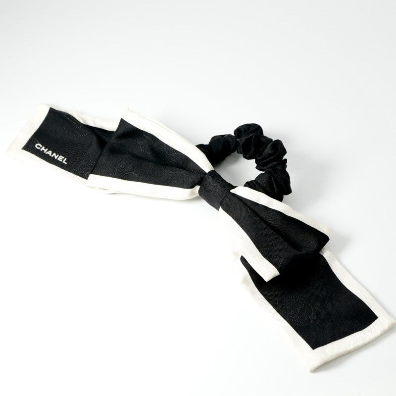 CHANEL リボン付きシュシュ　ヘアゴム ブラック シャネル CHANEL ヘアアクセサリー ブラック ホワイト ロゴ リボン