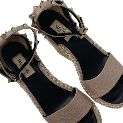 ヴァレンティノ VALENTINO サンダル 靴 シューズ レザー ピンクベージュ ゴールド 未使用 ウェッジソール ロックスタッズ アンクルストラップ エスパドリーユ