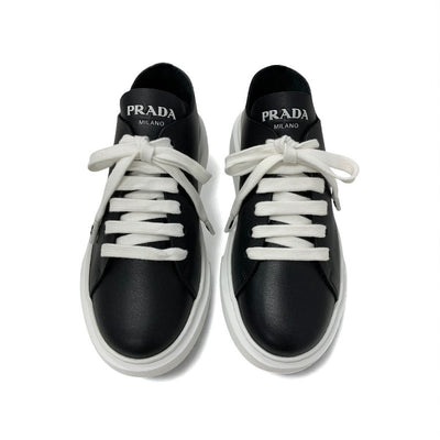 プラダ PRADA スニーカー 靴 シューズ レザー ブラック ホワイト 未使用 ロゴ