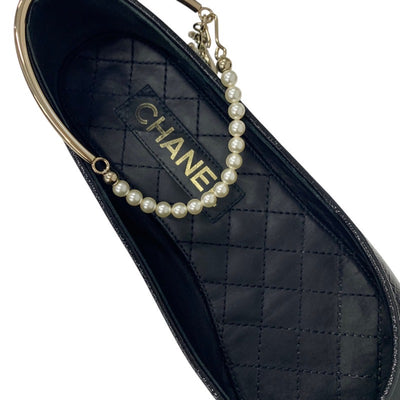 シャネル CHANEL フラットシューズ 靴 シューズ レザー ブラック 黒 ゴールド バレエシューズ バレリーナ ココマーク パール メタルストラップ シワ加工