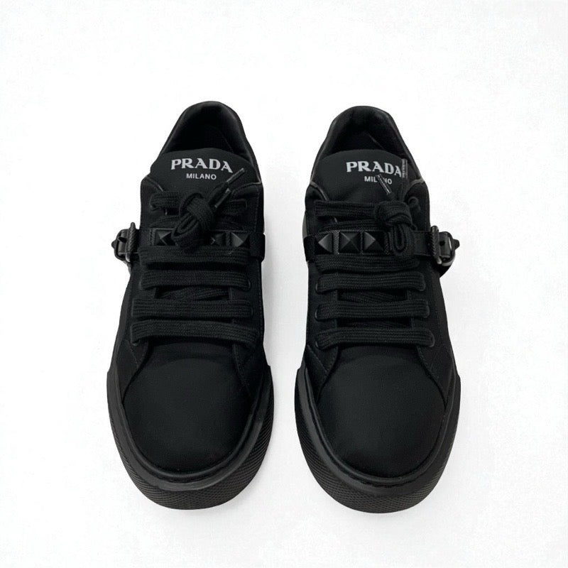 プラダ PRADA STUDDED BUCKLE スニーカー 靴 シューズ ナイロン レザー ブラック 黒 ロゴ スタッズ ベルト