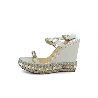 クリスチャンルブタン Christian Louboutin ピラクロウ サンダル 靴 シューズ レザー ホワイト シルバー ゴールド スタッズ ウェッジソール ストラップ