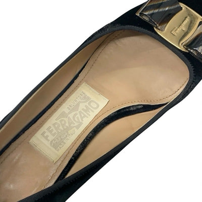 フェラガモ FERRAGAMO ヴァラ パンプス 靴 シューズ ベロア ブラック ゴールド リボン