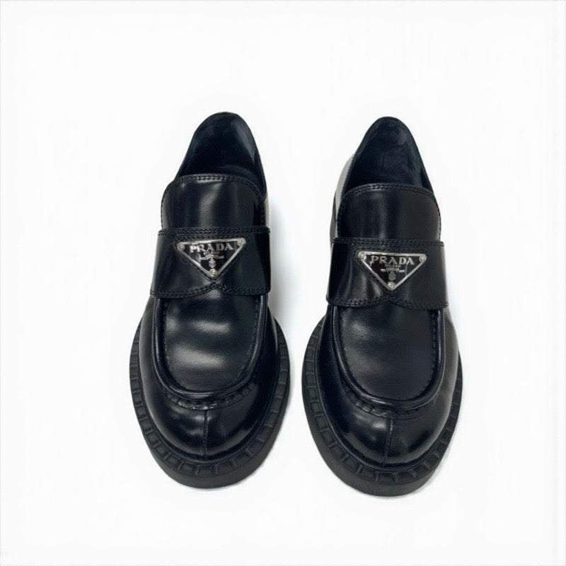 プラダ PRADA チョコレート ローファー 革靴 靴 シューズ レザー ブラック 黒 トライアングルロゴ