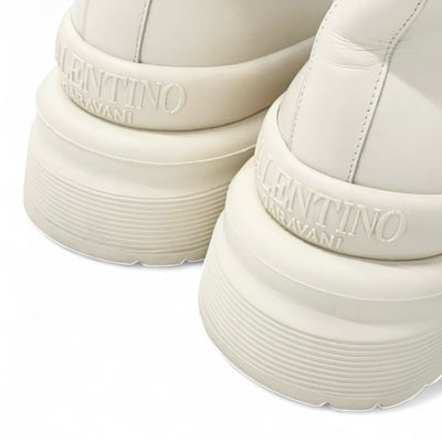 ヴァレンティノ VALENTINO ブーツ ショートブーツ 靴 シューズ レザー アイボリー 白 ゴールド ワンスタッズ ミドル ロゴ