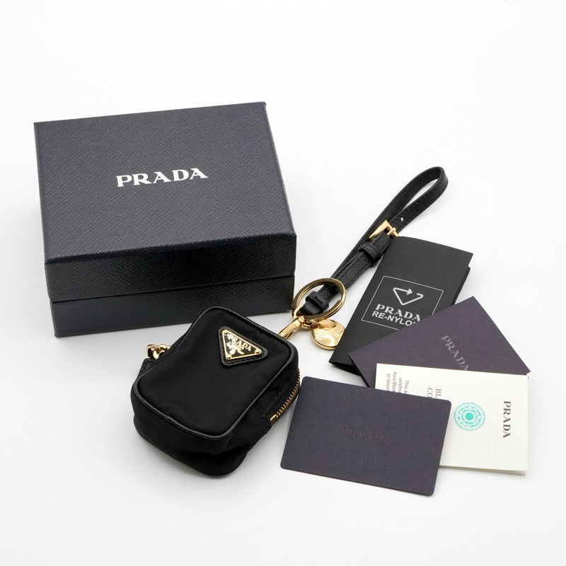プラダ PRADA ミニポーチ ブラック ゴールド トライアングルロゴ Re-Edition 1978 Re-Nylon チャーム