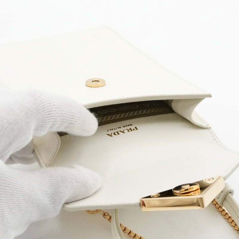 プラダ PRADA 携帯・スマホアクセサリー ホワイト ゴールド サフィアーノ ミニバッグ トライアングルロゴ フォンケース モバイルポーチ ポシェット