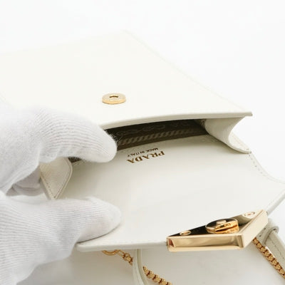 プラダ PRADA 携帯・スマホアクセサリー ホワイト ゴールド サフィアーノ ミニバッグ トライアングルロゴ フォンケース モバイルポーチ ポシェット