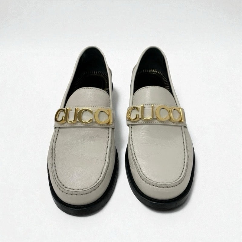 グッチ GUCCI ローファー 革靴 靴 シューズ レザー ベージュ ゴールド メタルロゴ