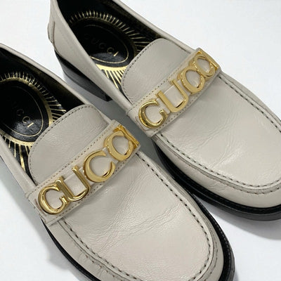 グッチ GUCCI ローファー 革靴 靴 シューズ レザー ベージュ ゴールド メタルロゴ