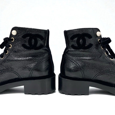 シャネル CHANEL ブーツ ショートブーツ 靴 シューズ レザー ベロア ブラック 黒 ココマーク パール レースアップ
