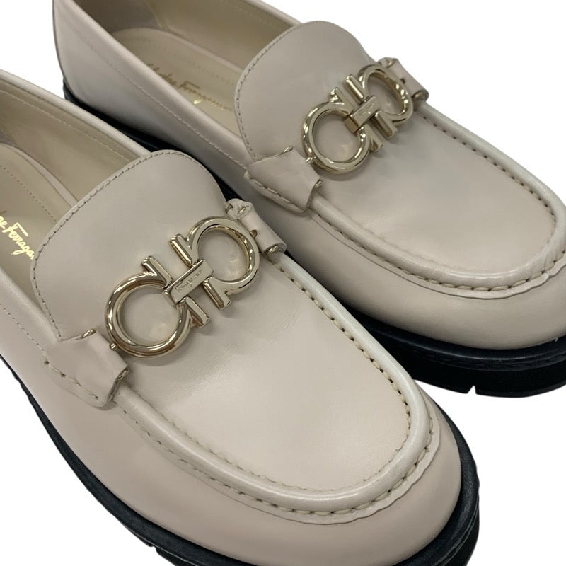 フェラガモ FERRAGAMO ROLO LUG ローファー 革靴 靴 シューズ レザー アイボリー シルバー ガンチーニ 厚底 プラットフォーム
