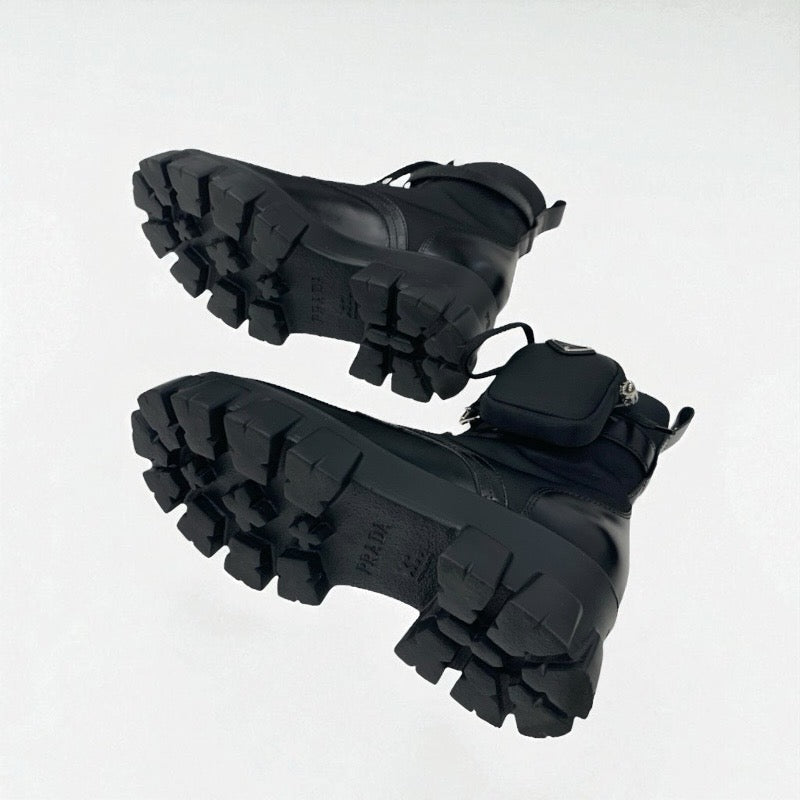 プラダ PRADA モノリス ブーツ ショートブーツ 靴 シューズ ナイロン レザー ブラック シルバー トライアングルロゴ ポーチ付 レースアップ コンバットブーツ