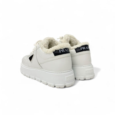 プラダ PRADA スニーカー 靴 シューズ レザー ムートン ホワイト 白 トライアングルロゴ ボア