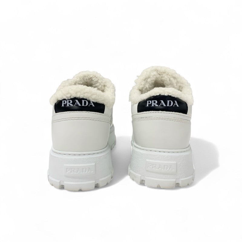 プラダ PRADA スニーカー 靴 シューズ レザー ムートン ホワイト 白 トライアングルロゴ ボア