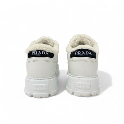 プラダ PRADA スニーカー 靴 シューズ レザー ムートン ホワイト 白 トライアングルロゴ ボア