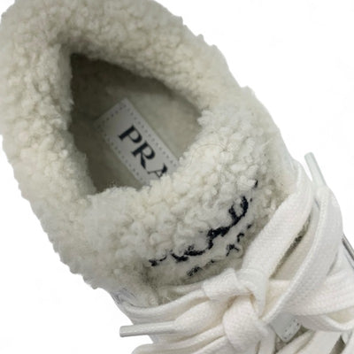 プラダ PRADA スニーカー 靴 シューズ レザー ムートン ホワイト 白 トライアングルロゴ ボア