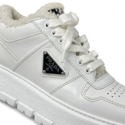プラダ PRADA スニーカー 靴 シューズ レザー ムートン ホワイト 白 トライアングルロゴ ボア