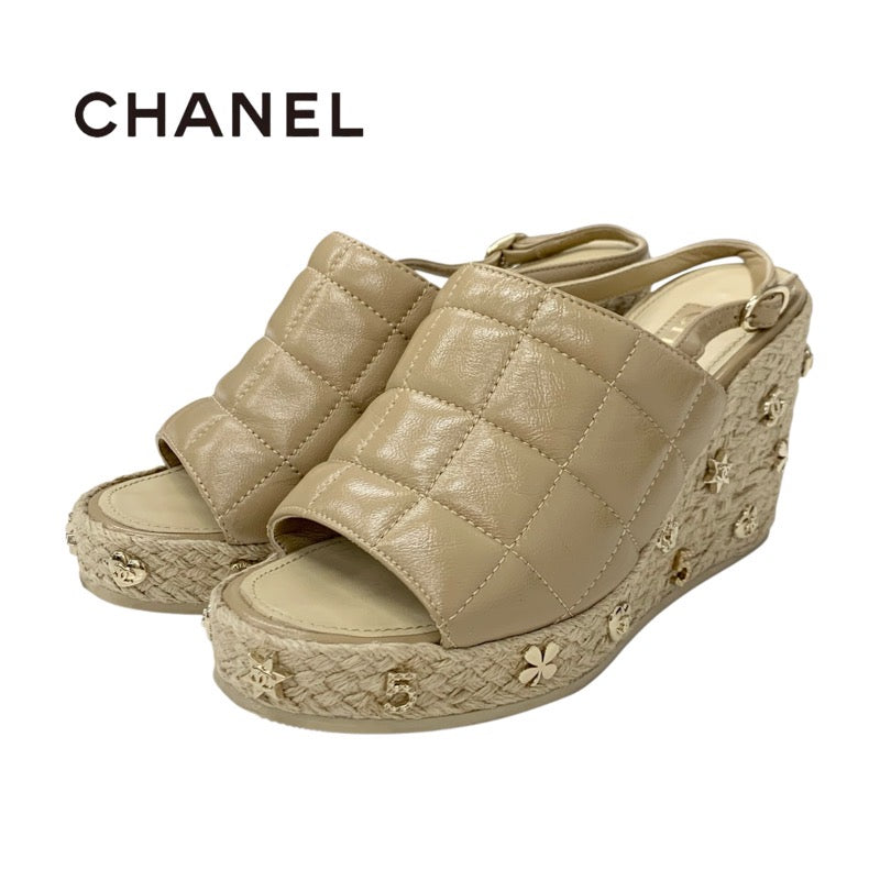 シャネル CHANEL サンダル 靴 シューズ レザー ベージュ ゴールド ストラップ チョコバー ココマーク アイコン スタッズ ウェッジソール