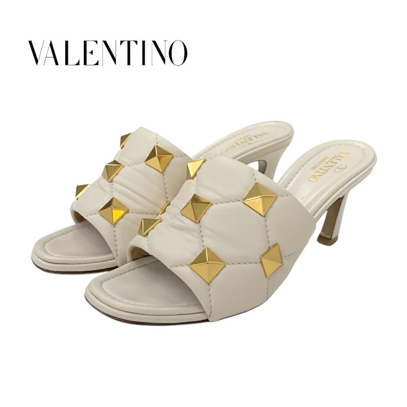 ヴァレンティノ VALENTINO サンダル 靴 シューズ レザー アイボリー ゴールド ローマンスタッズ キルティング ミュール