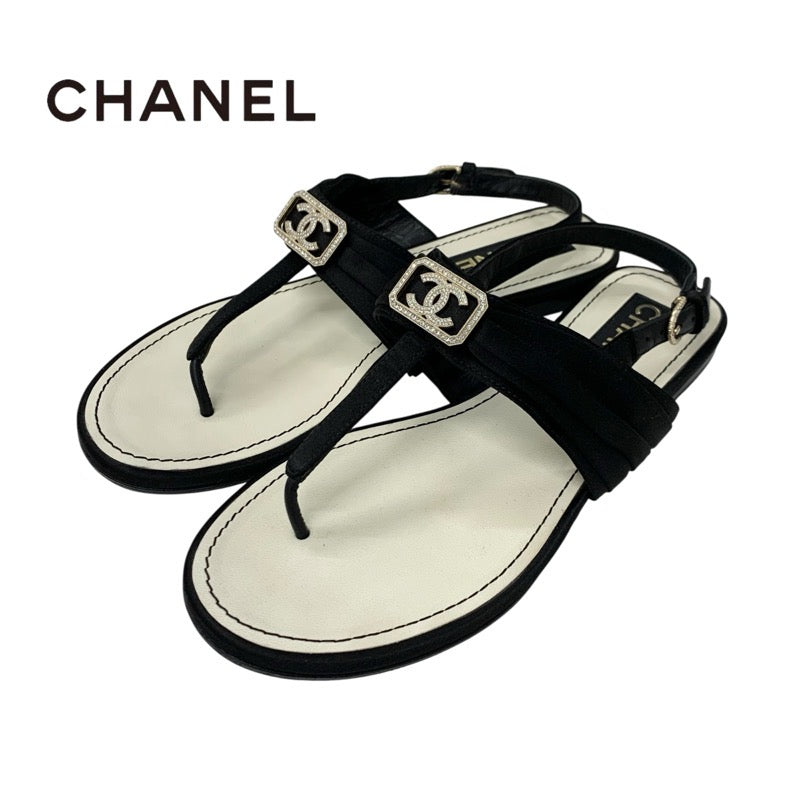 シャネル CHANEL サンダル 靴 シューズ サテン ブラック 黒 ゴールド ココマーク ラインストーン トング フラット