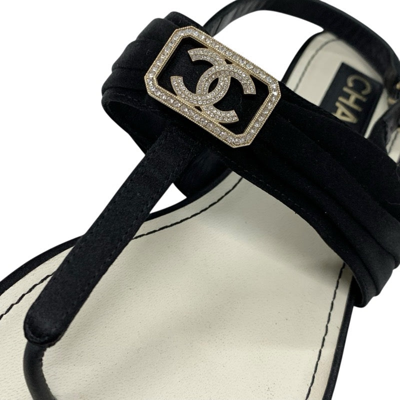 シャネル CHANEL サンダル 靴 シューズ サテン ブラック 黒 ゴールド ココマーク ラインストーン トング フラット