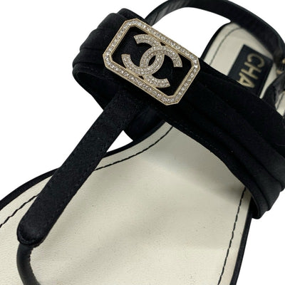 シャネル CHANEL サンダル 靴 シューズ サテン ブラック 黒 ゴールド ココマーク ラインストーン トング フラット