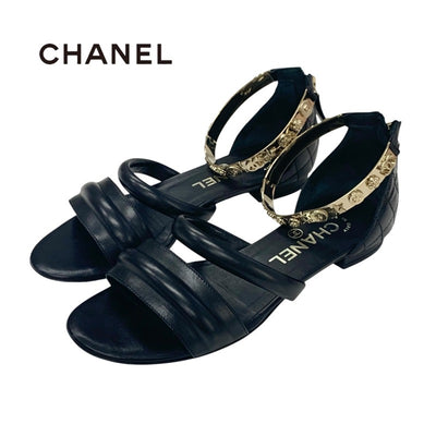 シャネル CHANEL サンダル 靴 シューズ レザー ブラック 黒 ゴールド ココマーク アイコン メタルストラップ マトラッセ