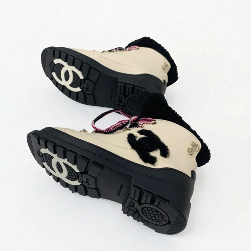シャネル CHANEL ブーツ ショートブーツ 靴 シューズ レザー ムートン アイボリー ブラック 未使用 ココマーク スノーブーツ