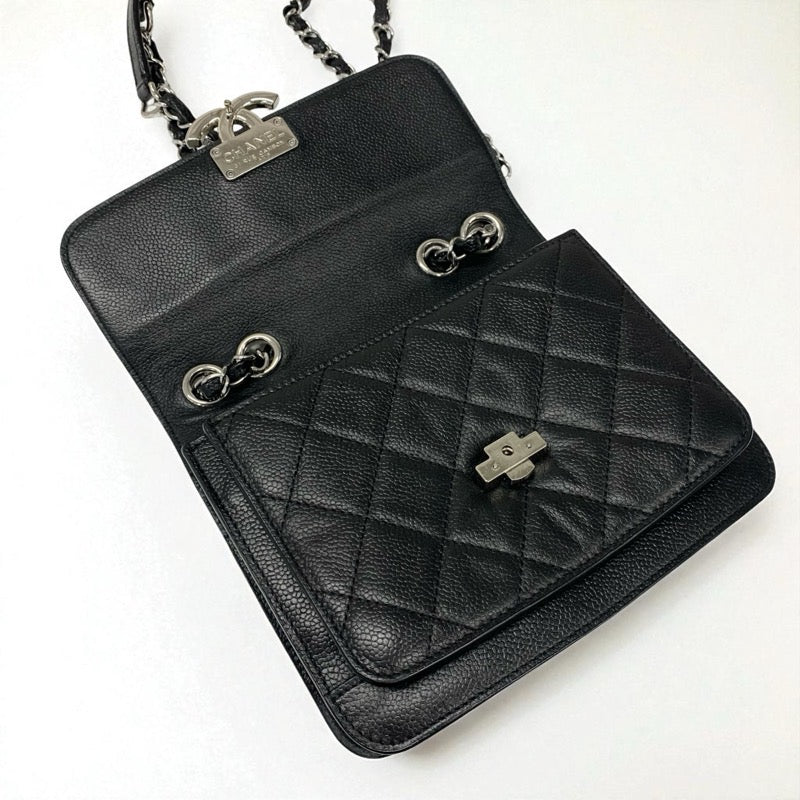 シャネル CHANEL バッグ ショルダーバッグ キャビアスキン ブラック 黒 シルバー マトラッセ ハーフココマーク シングルフラップ ダブルチェーン