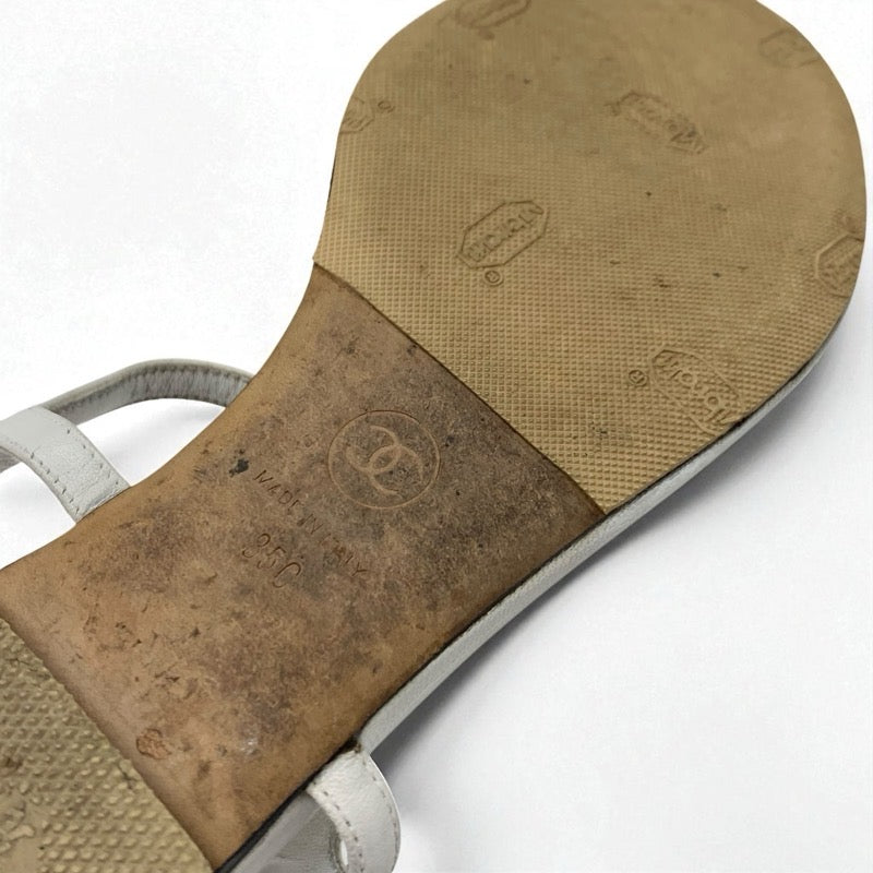 シャネル CHANEL サンダル 靴 シューズ レザー ホワイト ゴールド ココマーク ラインストーン ストラップ トング