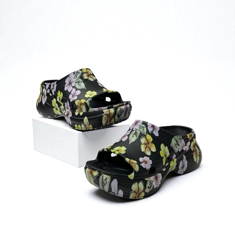 バレンシアガ BALENCIAGA Pool Crocs サンダル 靴 シューズ EVA ブラック マルチカラー クロックス フラワーモチーフ スライドサンダル ロゴ