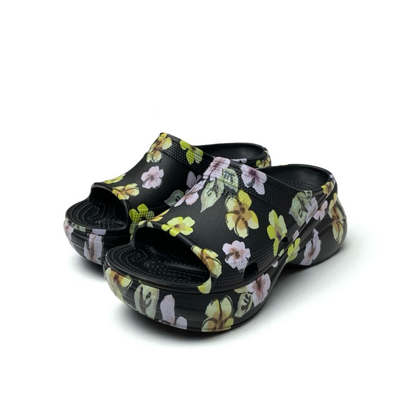 バレンシアガ BALENCIAGA Pool Crocs サンダル 靴 シューズ EVA ブラック マルチカラー クロックス フラワーモチーフ スライドサンダル ロゴ