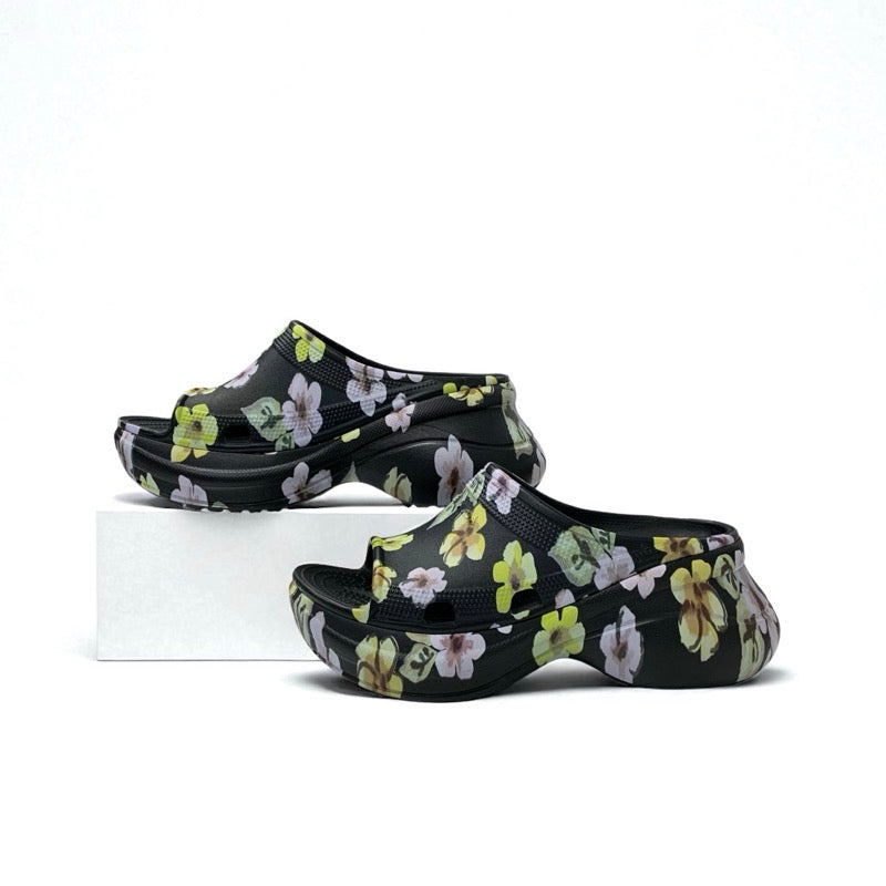 バレンシアガ BALENCIAGA Pool Crocs サンダル 靴 シューズ EVA ブラック マルチカラー クロックス フラワーモチーフ スライドサンダル ロゴ