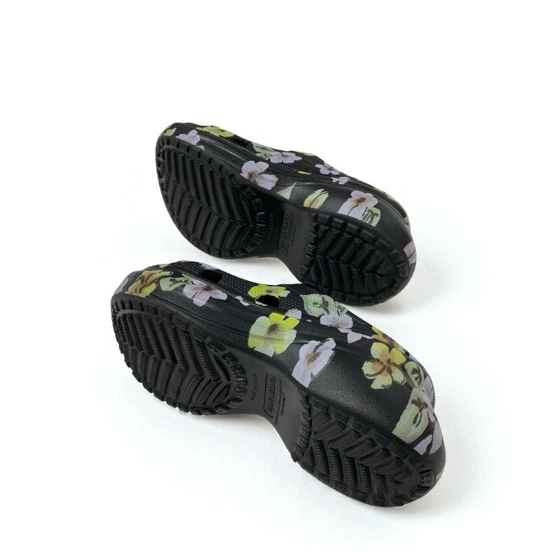バレンシアガ BALENCIAGA Pool Crocs サンダル 靴 シューズ EVA ブラック マルチカラー クロックス フラワーモチーフ スライドサンダル ロゴ