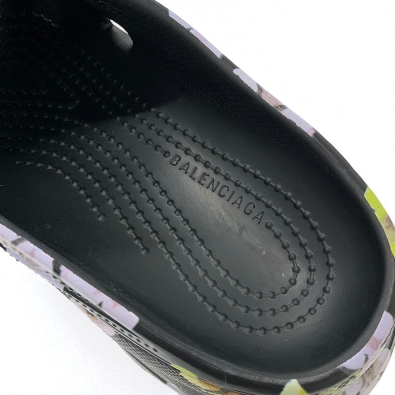 バレンシアガ BALENCIAGA Pool Crocs サンダル 靴 シューズ EVA ブラック マルチカラー クロックス フラワーモチーフ スライドサンダル ロゴ