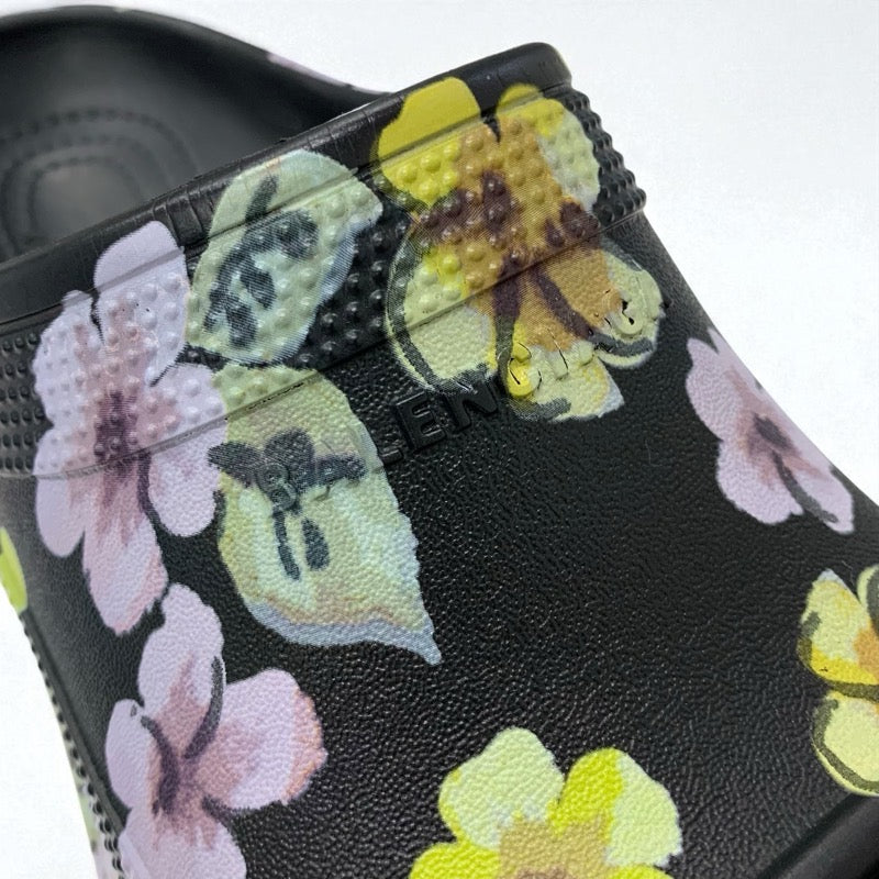 バレンシアガ BALENCIAGA Pool Crocs サンダル 靴 シューズ EVA ブラック マルチカラー クロックス フラワーモチーフ スライドサンダル ロゴ