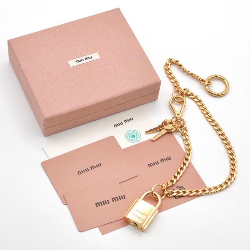 ミュウミュウ MIUMIU ゴールド ロゴ チャーム キー チェーン