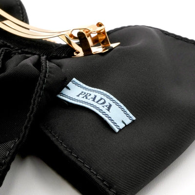 プラダ PRADA ヘアアクセサリー ブラック ゴールド トライアングルロゴ バレッタ リボン Re-Nylon ヘアクリップ