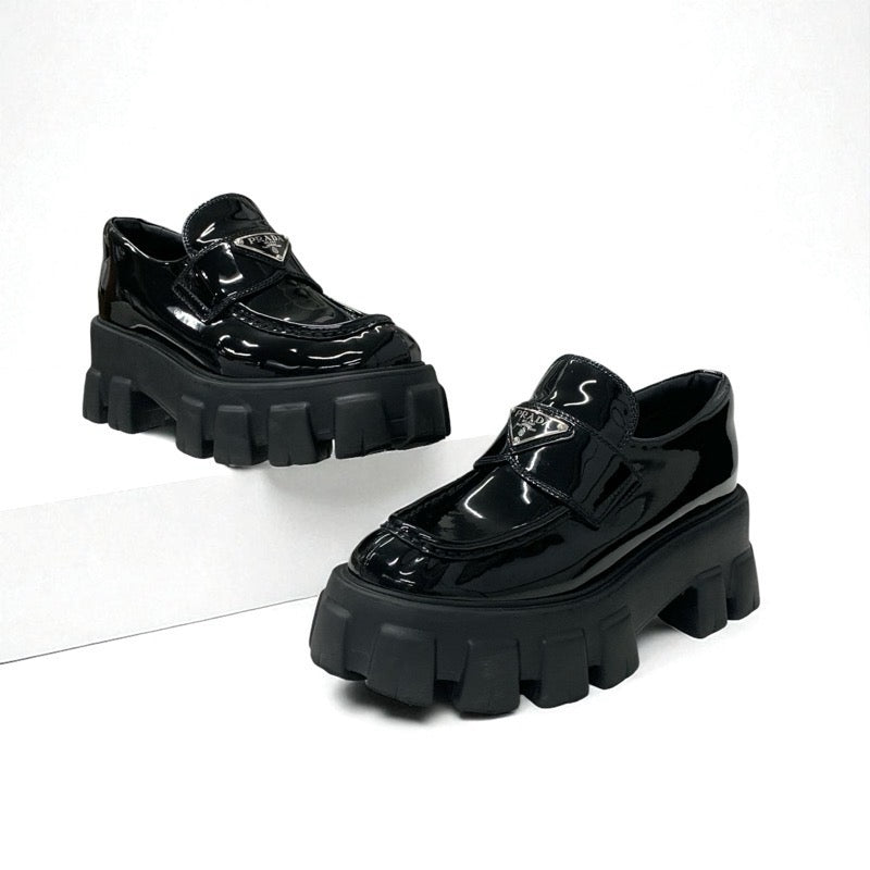 プラダ PRADA モノリス ローファー 革靴 靴 シューズ パテント ブラック 黒 シルバー プラットフォーム トライアングルロゴ