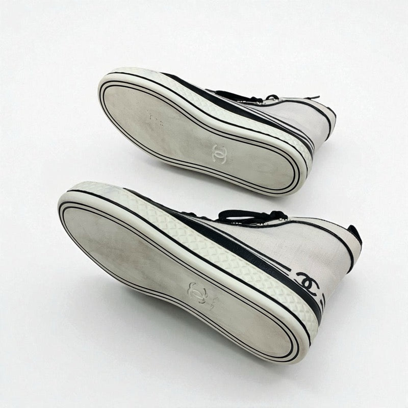 シャネル CHANEL スニーカー 靴 シューズ キャンバス レザー フェイクパール ブラック ホワイト ココマーク パール ハイカットスニーカー