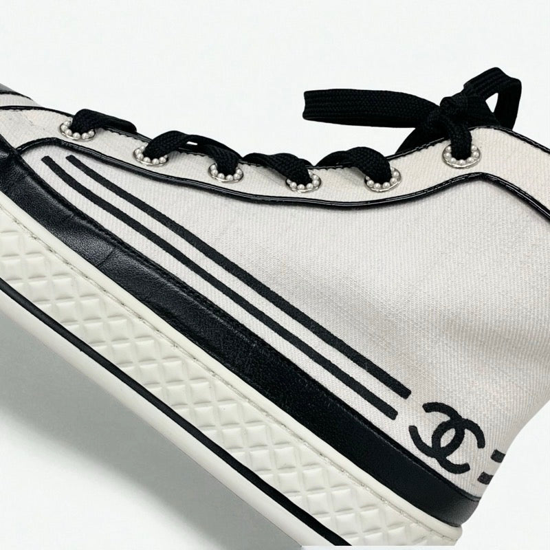 シャネル CHANEL スニーカー 靴 シューズ キャンバス レザー フェイクパール ブラック ホワイト ココマーク パール ハイカットスニーカー