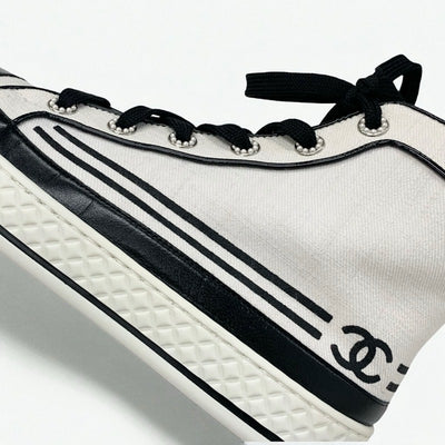 シャネル CHANEL スニーカー 靴 シューズ キャンバス レザー フェイクパール ブラック ホワイト ココマーク パール ハイカットスニーカー