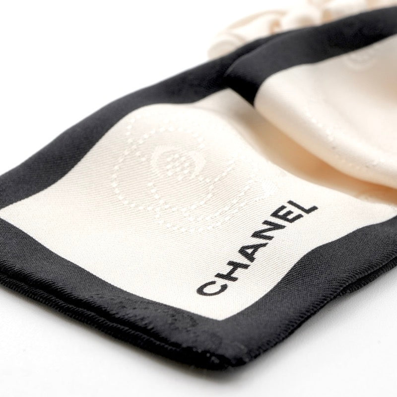 シャネル CHANEL ヘアアクセサリー ホワイト ブラック カメリア ロゴ リボン シルク シュシュ ヘアゴム