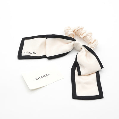 シャネル CHANEL ヘアアクセサリー ホワイト ブラック カメリア ロゴ リボン シルク シュシュ ヘアゴム
