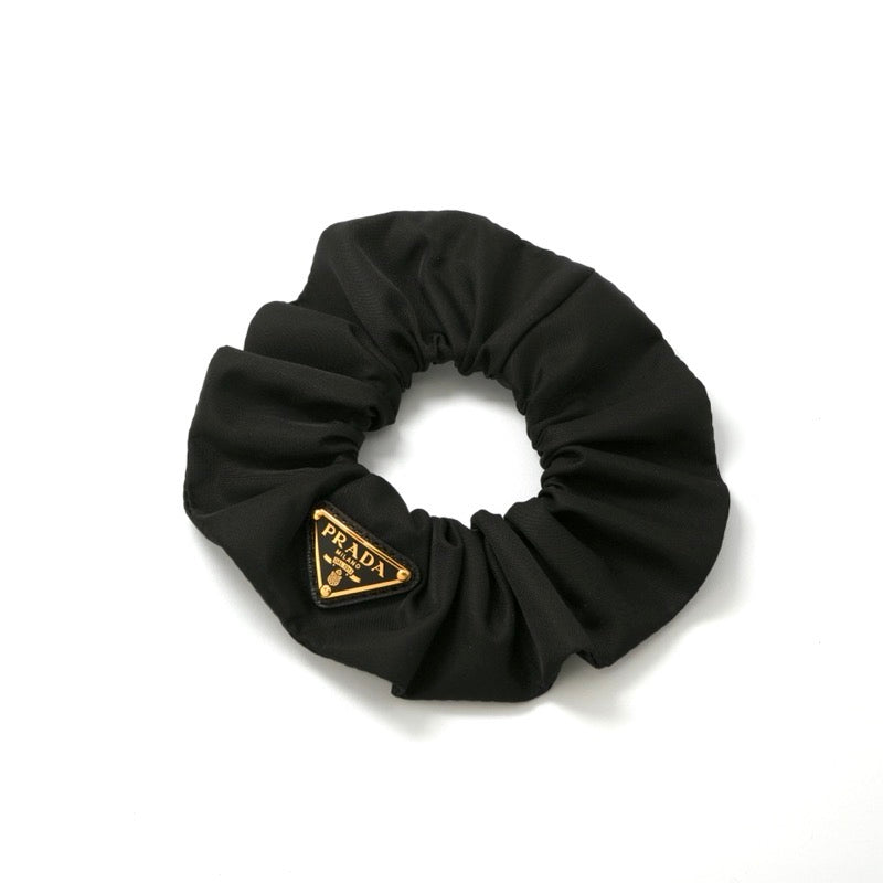プラダ PRADA ヘアアクセサリー ブラック 黒 ゴールド Re-Nylon トライアングルロゴ シュシュ