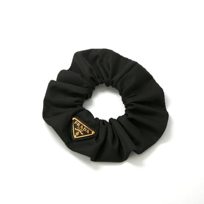 プラダ PRADA ヘアアクセサリー ブラック 黒 ゴールド Re-Nylon トライアングルロゴ シュシュ