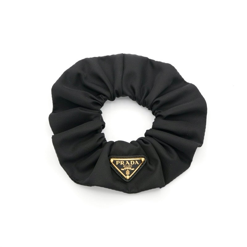 プラダ PRADA ヘアアクセサリー ブラック 黒 ゴールド Re-Nylon トライアングルロゴ シュシュ