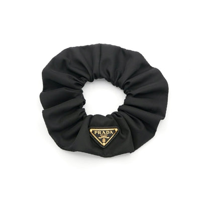 プラダ PRADA ヘアアクセサリー ブラック 黒 ゴールド Re-Nylon トライアングルロゴ シュシュ
