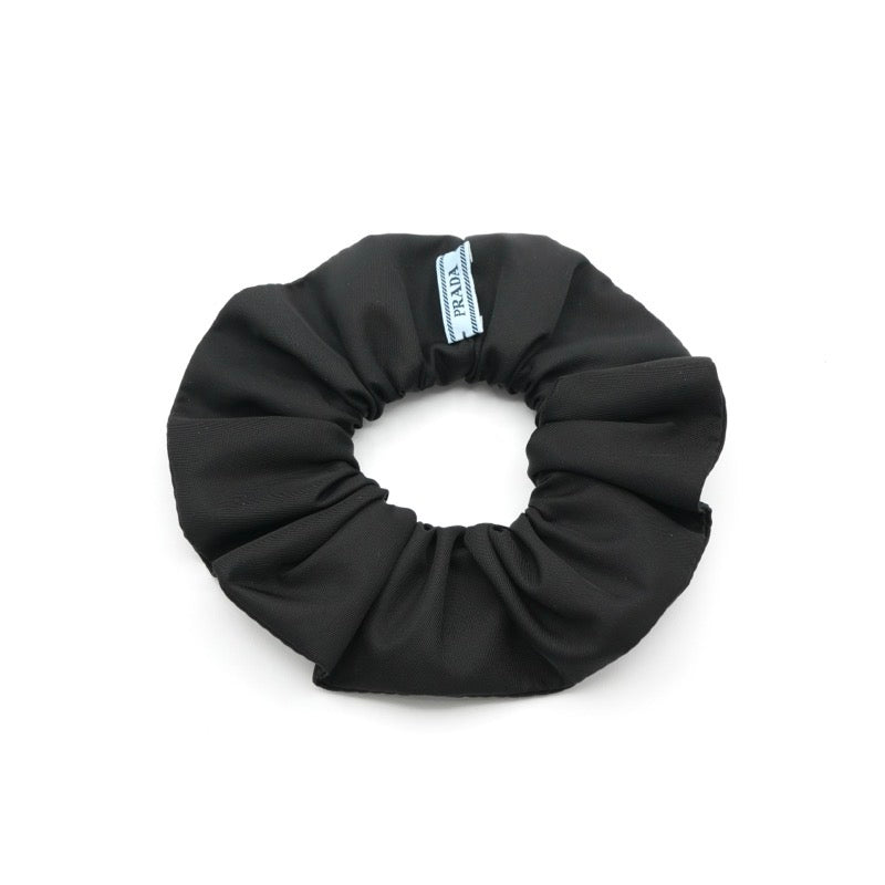 プラダ PRADA ヘアアクセサリー ブラック 黒 ゴールド Re-Nylon トライアングルロゴ シュシュ
